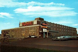 CONTINENTAL SIZE POSTCARD VAGABOND MOTOR INN AT REGINA SASKATCHEWAN CANADA 1970s