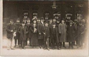 CPA carte photo PARIS avant un café (17282)