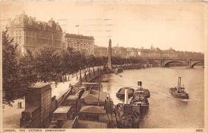 BR61009 the victoria embankment ship bateaux   london uk