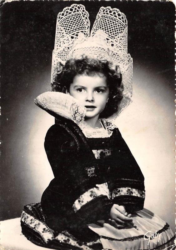 BR19511 Costumes Bretons petite fille de fouesnant folklore   France