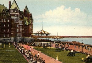 c1930 QUEBEC CANADA DUFFERIN TERRACE CHAEAU FRONTENAC BOARDWALK POSTCARD 43-81