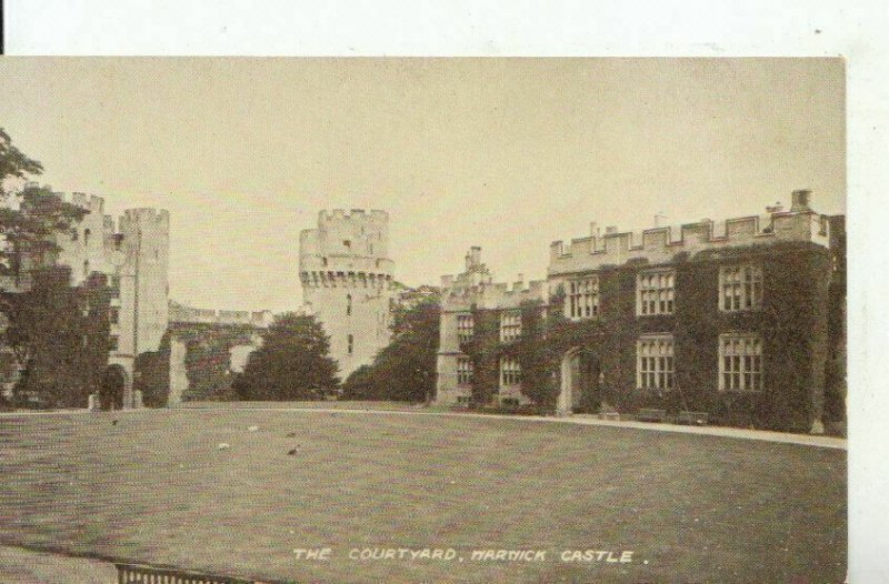 Warwickshire Postcard - The Courtyard - Warwick Castle - Ref 10975A