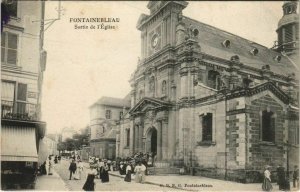 CPA Fontainebleau Sortie de l'Eglise FRANCE (1100392)