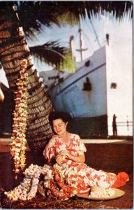 Postcard Hawaii - Flower Girl Stringing Lei Boat Day Honolulu - Army Examiner
