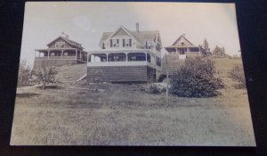 REAL PHOTO .01 POSTCARD USED - COTTAGE IN MAINE ACCORDING TO WRITING ON BACK