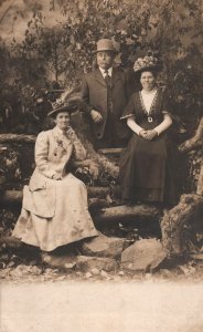 VINTAGE POSTCARD MAN IN BOWLER HAT WITH TWO WOMEN PERIOD DRESS ELEGANT HATS 1909