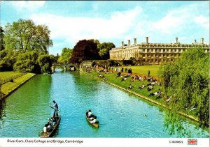 Cambridge, England  RIVER CAM & CLARE COLLEGE~Students On Banks   4X6 Postcard