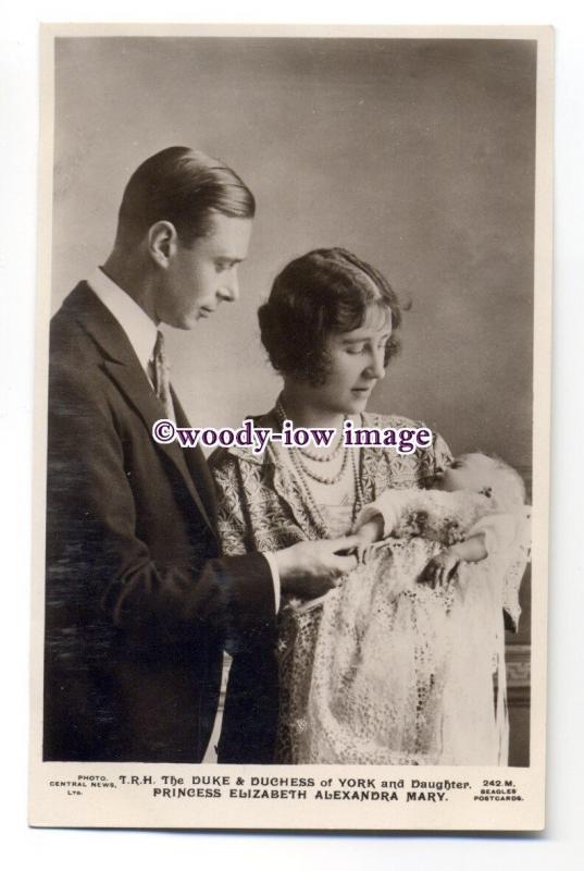 r1538 - Duke & Duchess of York with baby Princess Elizabeth - postcard