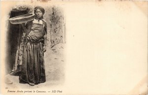 CPA AK Femme Arabe Portant le Couscous ALGERIE (1187797)