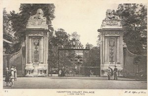 Middlesex Postcard - Hampton Court Palace - Lion Gates - Ref TZ9065