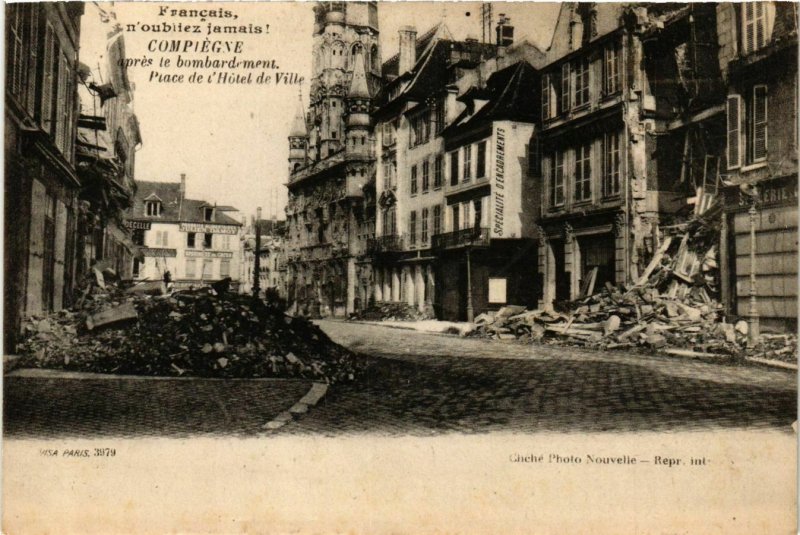 CPA AK COMPIEGNE apres le bombardement Place de l'Hotel-de-Ville (864986)