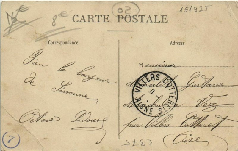 CPA SOISSONS La rue de Laon (151925)