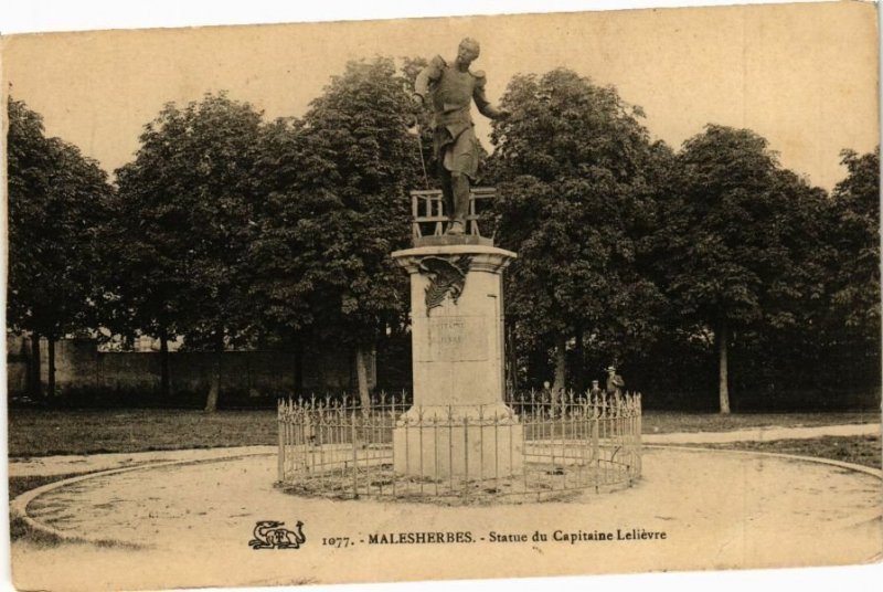 CPA MALESHERBES - Statue du Capitaine Lelievre (227651)