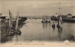 CPA HONFLEUR Les Jetees au Moment de la Maree (1229799)