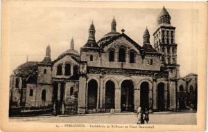 CPA PÉRIGUEUX-Cathédrale de St-Front et Place Daumesnil (232688)