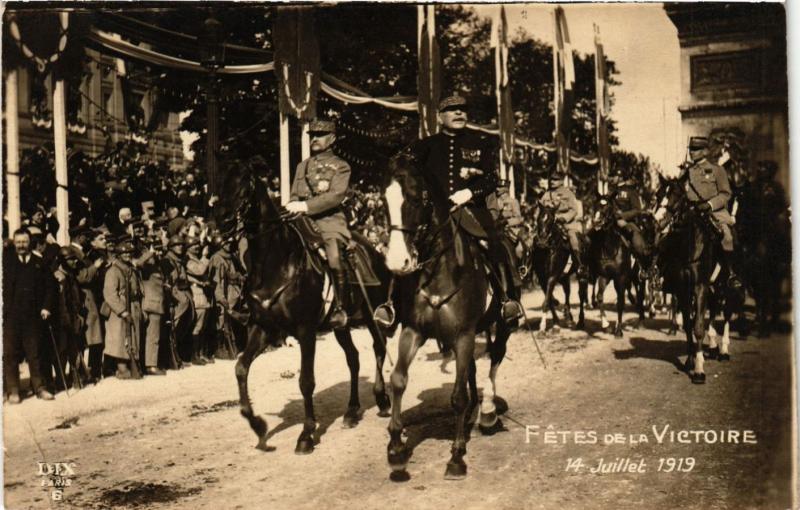 CPA  Militaire - Fetes de la Victoire - Paris - Marching Generals  (696054)