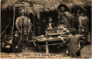 CPA AK VIETNAM Tonkin Trio de mendiants devant un restaurant (94207)