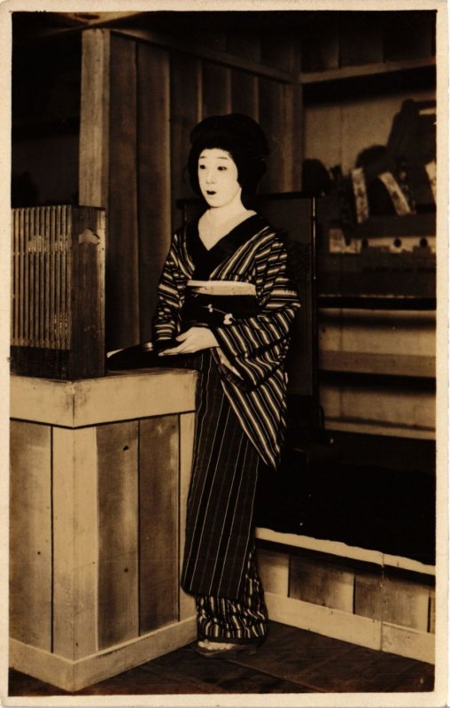 PC CPA geisha girl performing real photo postcard JAPAN (a14553)