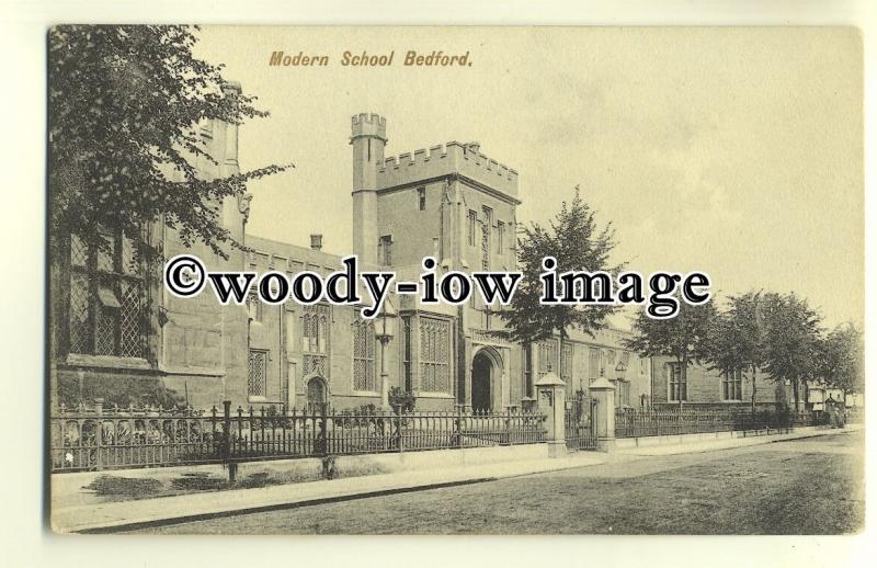 tp0070 - Bedfordshire - Early View of the Modern School, in Bedford - Postcard