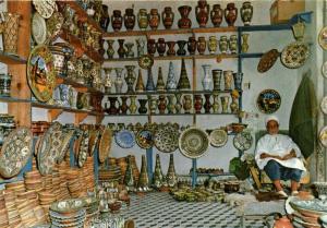 CPM Maroc Scenes & Types Marchand de Poteries (67361)