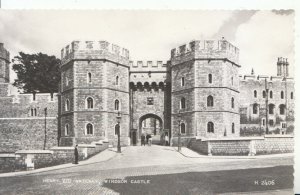 Berkshire Postcard - Henry VIII Gateway - Windsor Castle - RP - Ref ZZ6122