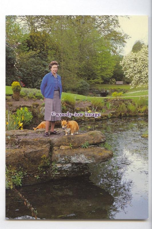 er0250 - The Queen with Two of her Corgi's by Sandringham Pond/Lake - postcard