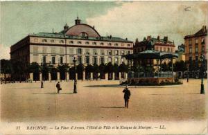 CPA BAYONNE La Place d'Armes-Hotel de Ville et le Kiosque de Musique (411580)