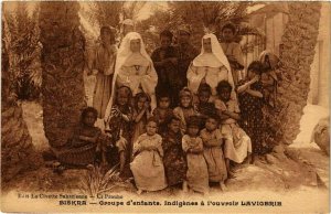 CPA AK Biskra Groupe d'enfants Indigenes a l'ouvrois Lavigerie ALGERIE (832198)