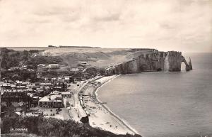 BR17332 Etretat vue genrale vers les falaises d aval   france