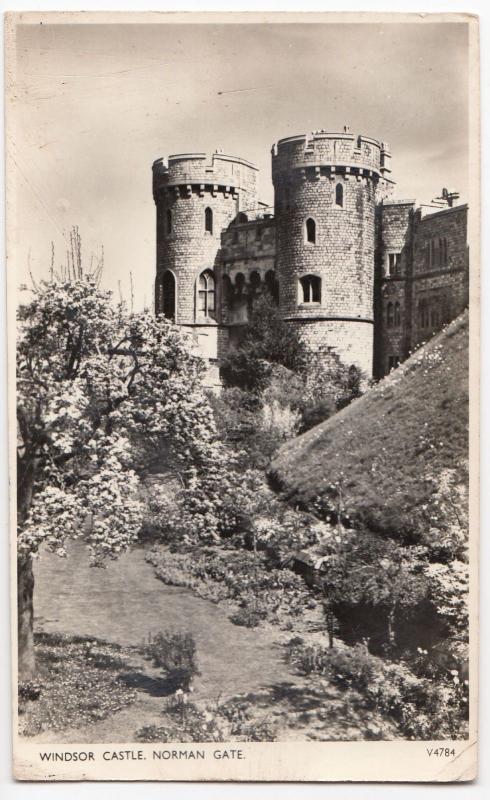 Berkshire; Windsor Castle, Norman Gate PPC Unposted, 1954 PMK, By Photochrom