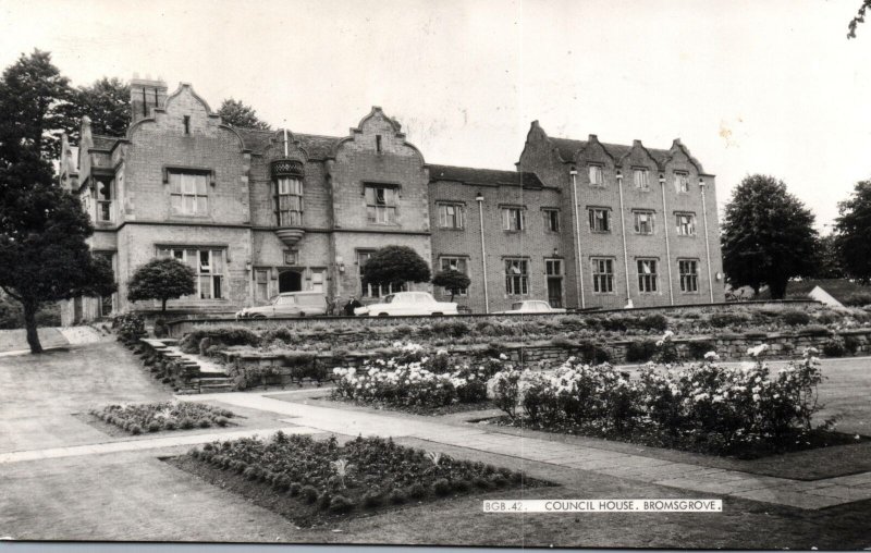 VINTAGE POSTCARD REAL PHOTO RPPC VIEW OD THE COUNCIL HOUSE AT BROMSGROVE 1960s