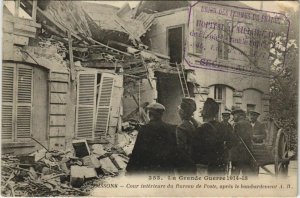 CPA Guerre SOISSONS Cour interieure de Bureau de Poste (152038)