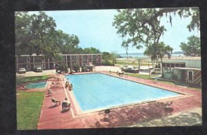 BILOXI MISSISSIPPI TRADE WINDS MOTEL OLD CARS SWIMMING POOL VINTAGE POSTCARD