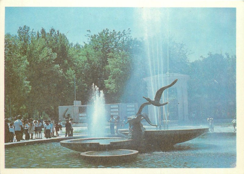 Uzbekistan Samarkand sea gull fountain in recration park architecture Postcard