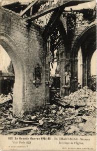 CPA MILITAIRE En Champagne-Suippes, Intérieur de l'Eglise (315816)