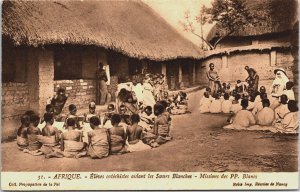 Africa Éléves catéchistes aidant les Soeurs Blanches Vintage Postcard B138