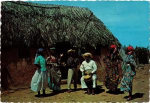 CPM AK Group in native costumes in front of typ.Kunuku CURACAO (729907)