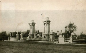 Vintage Post Card Entrance to Kingsbury Place St. Louis, MO F1