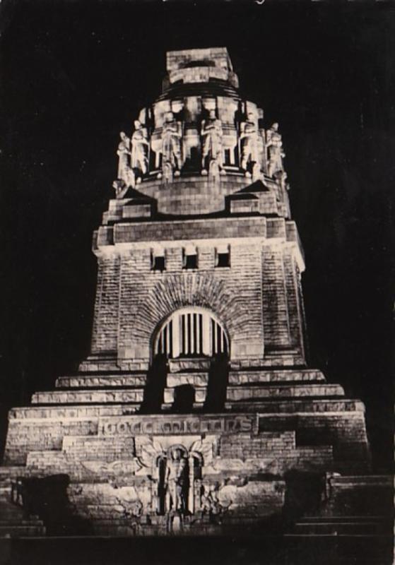 Germany Messestadt Peipzig Voelkerschlachtdenkmal bei Nacht