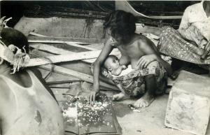 Aboriginals Snowball Foto Highlands Malaysia native mother breast feeading baby 