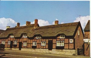Leicestershire Postcard - Thatched Cottages, Market Bosworth, Leicester - 4498A