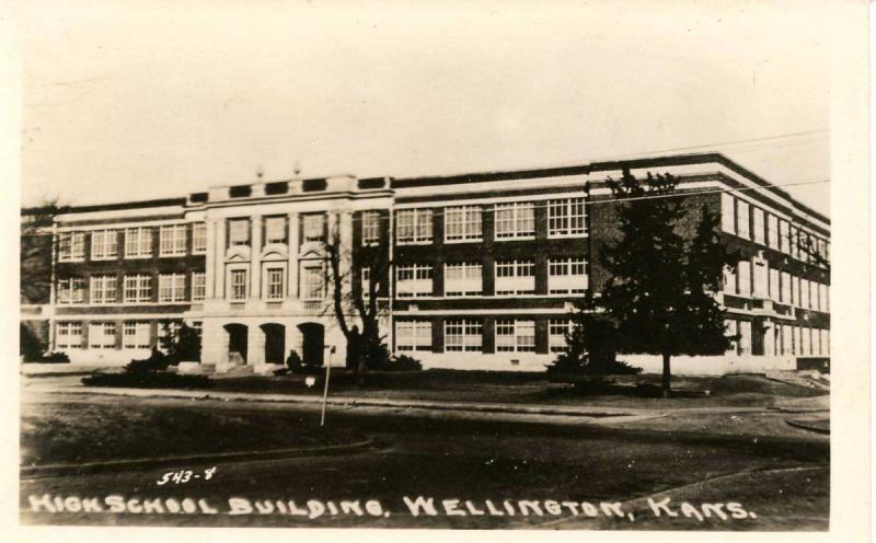 KS - Wellington. High School    *RPPC