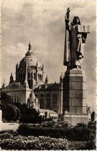 CPA La Basilique de LISIEUX Statue de Ste-Thérése a l'Entrée du Parvis (422166)