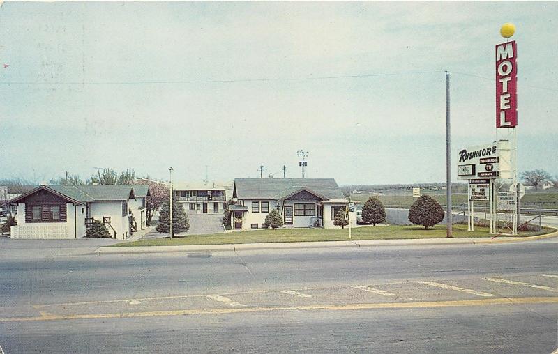 Sioux Falls South Dakota~Rushmore Motel on E 10th Street~1960-70s Postcard