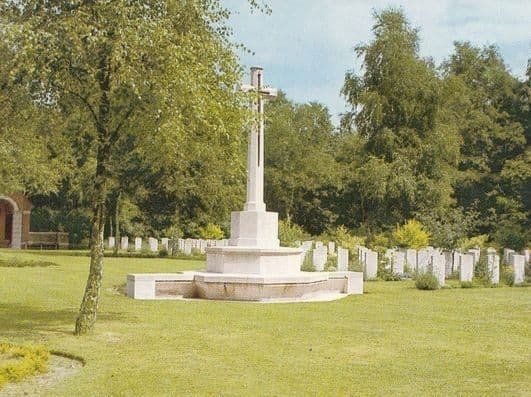 Overloon Engels Karkhof WW2 Monument Holland Military Grave Dutch Postcard