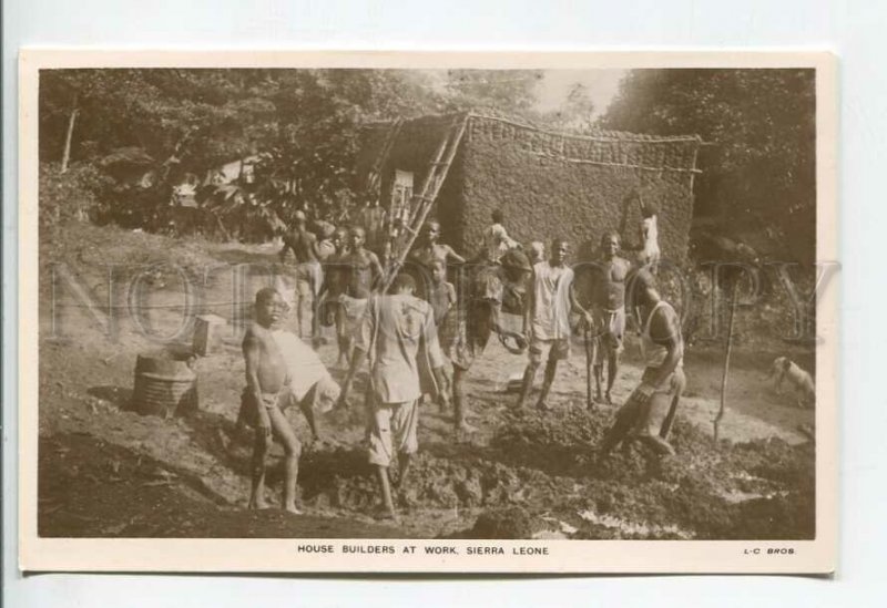 438891 AFRICA Sierra Leone House builders at work Vintage photo postcard