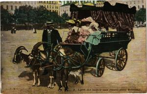 CPA LYON - La voiture aux chevres place Bellecour (213200)