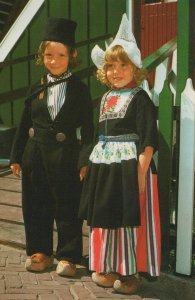 Children Postcard - Volendam - Dutch Children in Traditional Dress RR7693