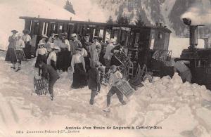 SUISSE : arrivée d'un train de lugeurs a cret-d'y-bau - etat