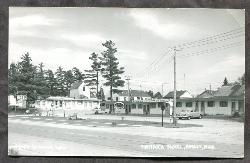 dc271 - BAGLEY Minn 1950s Shamrock Motel Real Photo Postcard